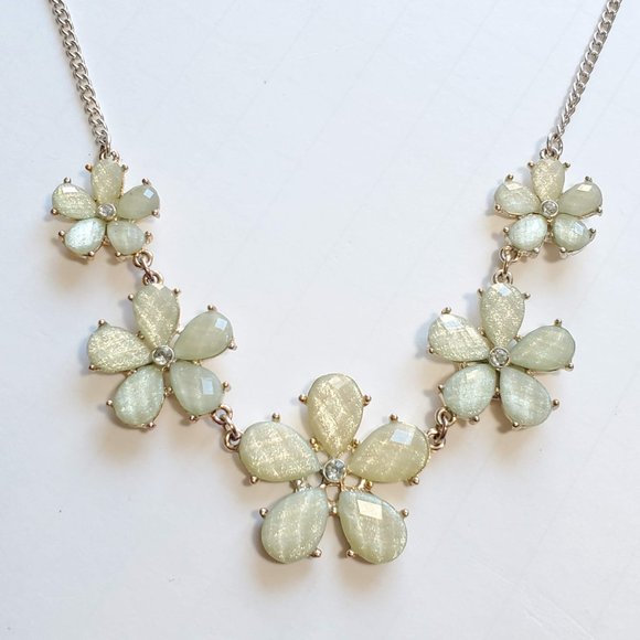 Iridescent Linked Flowers Spring Necklace - Picture 1 of 3